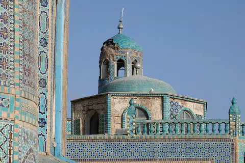 Sebahagian daripada struktur Masjid Biru dilihat mengalami kerosakan kecil selepas gempa bumi yang melanda Mazar-i-Sharif, Afghanistan, pada 5 November 2025. Masjid yang turut dikenali sebagai Makam Hazrat Ali itu merupakan antara tapak keagamaan paling dihormati di Afghanistan.