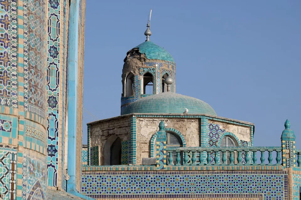 Sebahagian daripada struktur Masjid Biru dilihat mengalami kerosakan kecil selepas gempa bumi yang melanda Mazar-i-Sharif, Afghanistan, pada 5 November 2025. Masjid yang turut dikenali sebagai Makam Hazrat Ali itu merupakan antara tapak keagamaan paling dihormati di Afghanistan.