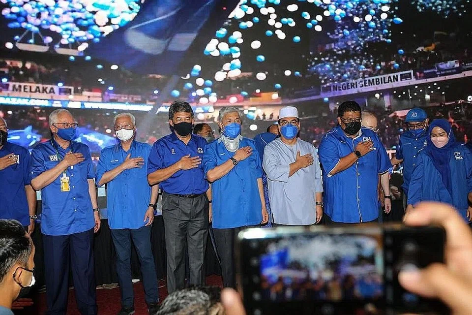 RAI KEMENANGAN: Pemimpin Barisan Nasional meraikan kemenangan dalam Pilihan Raya Negeri Melaka. - Foto SHIN MIN