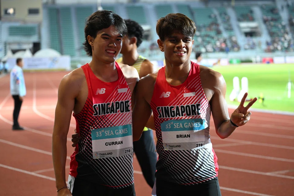 Pelari pecut negara di acara 200m lelaki Sukan SEA 2025, Marc Brian Louis (kanan) dan Harry Irfan Curran bergambar selepas perlumbaan mereka di Stadium Nasional Suphachalasai di Bangkok, Thailand pada 13 Disember. Marc mengakhir pertandingan di tempat kedua manakala Harry Irfan di tempat kelapan.