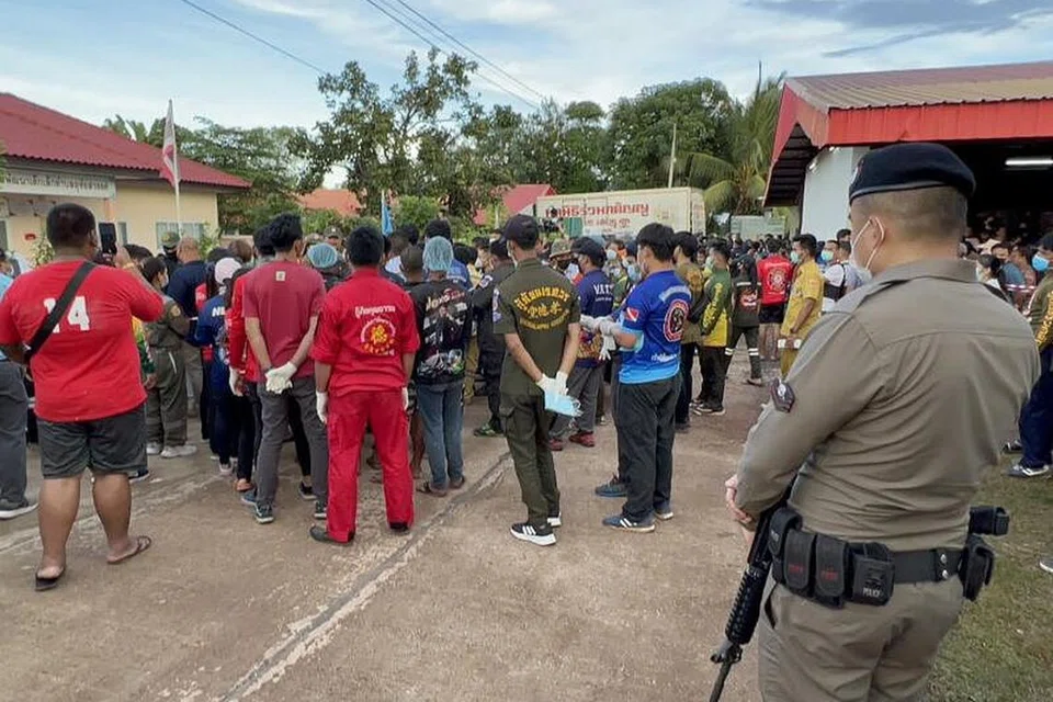 TRAGEDI OKTOBER: Orang ramai berkumpul di luar tempat kejadian tembakan beramai-ramai di pusat jagaan di bandar Uthai Sawan, wilayah Nong Bua Lamphu, Thailand.