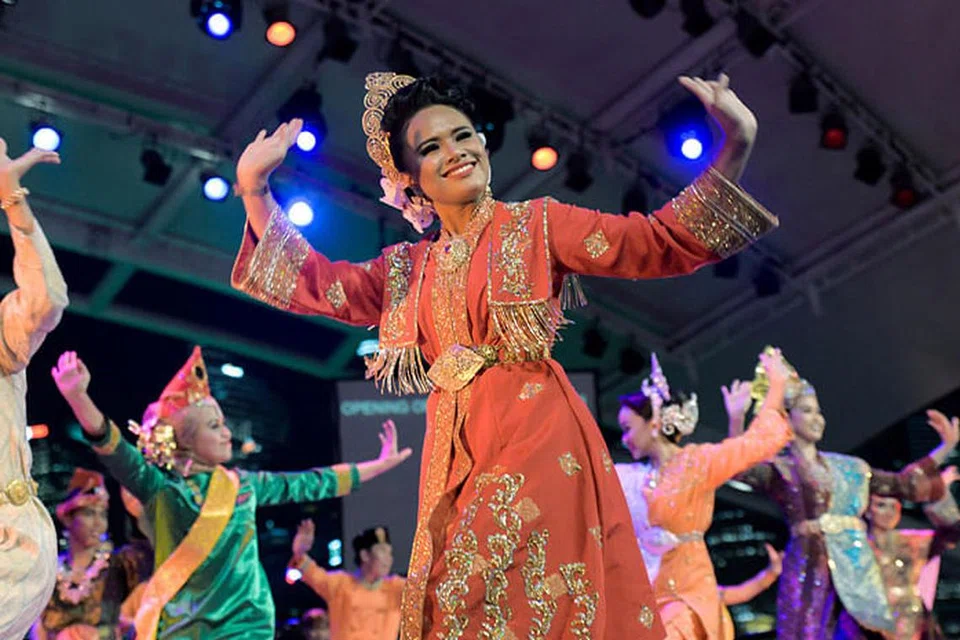 RAI SENI: Gabungan penari tiga negara - Malaysia, Indonesia dan Singapura - menjadi persembahan utama 'Festival Muara' di Esplanade, yang boleh ditonton secara percuma sepanjang tiga hari pesta berlangsung. - Foto ERA DANCE THEATRE