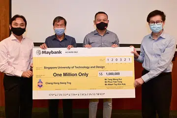 BANTU PELAJAR: (Dari kiri) Encik Ang Chin Koon (naib pengerusi Cheng Hong Sian Tng), Encik Tang Weng Kui, Encik Mohd Fahmi Aliman dan Profesor Chong Tow Chong di acara majlis penyampaian cek di SUTD semalam. - Foto SUTD