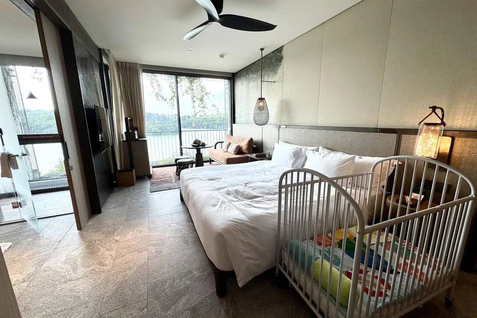 Bilik ‘Sanctuary King’ menawarkan pemandangan takungan air Upper Seletar. 