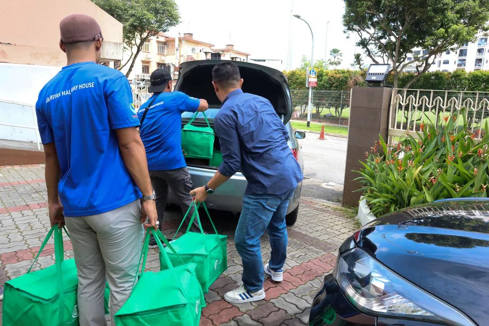 Khidmat pandu lalu memudahkan peserta mengambil daging korban mereka tanpa perlu tunggu lama.