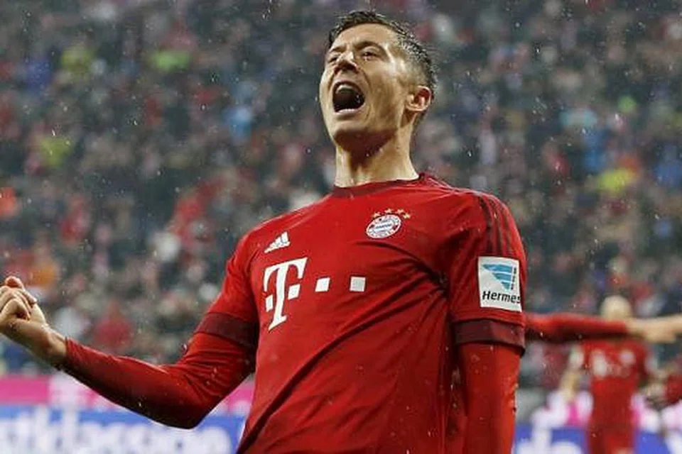 WIRA DUA GOL: Robert Lewandowski menjaringkan gol pertama dan kedua pasukan Bayern dalam kemenangan 3-0 ke atas VfL Bochum semalam. - Foto REUTERS