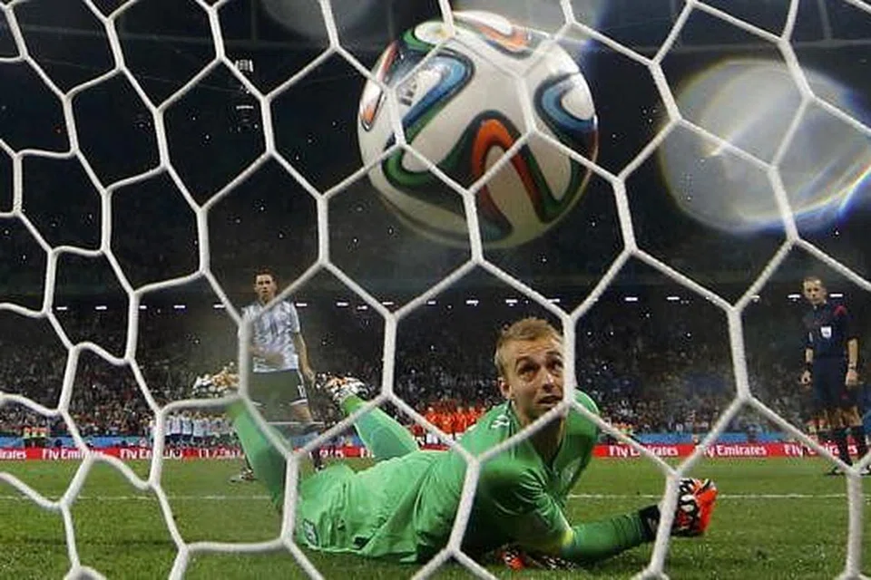 MENGAPA CILLESSEN: Cillessen gagal menyelamatkan semua empat penalti. Ada desas-desus mengatakan van Gaal memilih Cillessen untuk "memperbetul' kesilapannya selepas 'menjatuhkan air muka Cillessen' yang dikeluarkan dalam babak penalti menentang Costa Rica. - Foto REUTERS