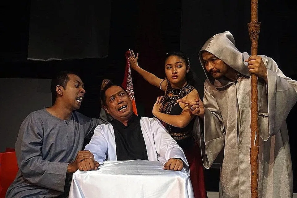 PERSEMBAHAN DRAMA: Persembahan 'Mukadimah Nasib' oleh Theatre 2000 Kelab Masyarakat Tampines West akan diadakan pada 27 dan 28 September di Sekolah Rendah Tampines. - Foto ASIF SAIFUDIN
