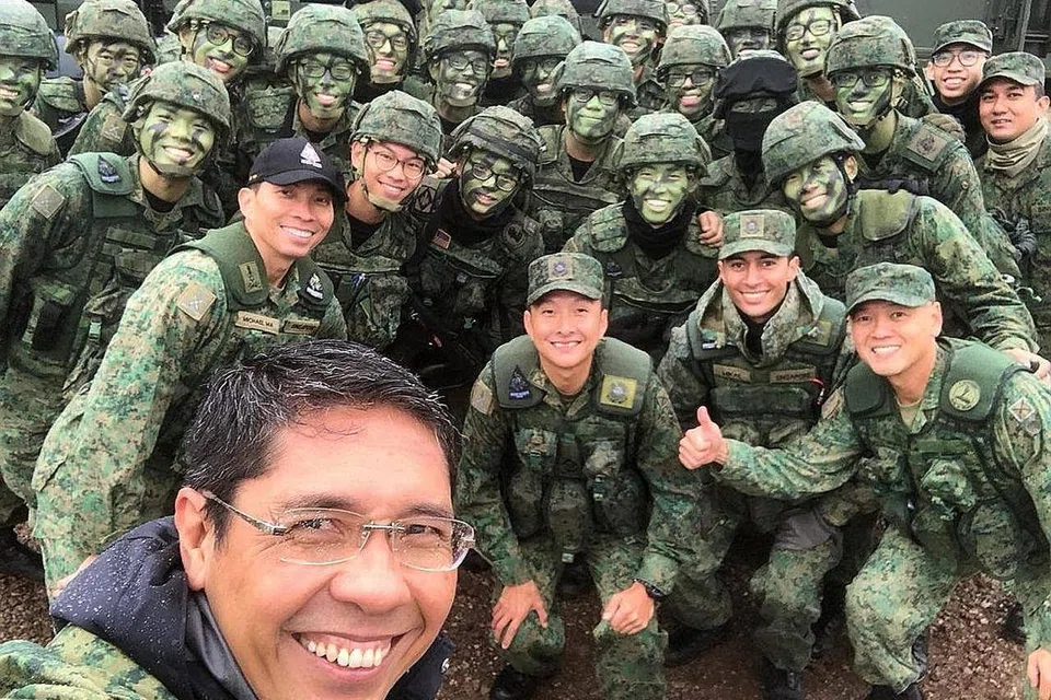 DETIK MESRA: Selain mengadakan dialog, Dr Maliki turut meluangkan masa untuk beramah mesra dengan sekumpulan askar SAF di Fort Sill di Oklahoma. Menurut Dr Maliki, mengadakan latihan di sekitaran yang mencabar itu, antara lain, memperdalam keupayaan askar SAF. - Foto: KEMENTERIAN PERTAHANAN