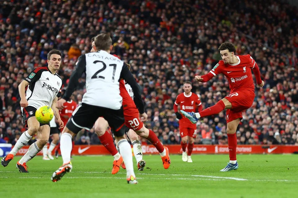 JARINGAN PERTAMA LIVERPOOL: Pemain sayap Curtis Jones (kanan) menjaringkan gol pertama kelab itu pada minit ke-68, menyamakan kedudukan dengan Fulham dalam pusingan pertama separuh akhir Piala Liga di Anfield pada 11 Januari.