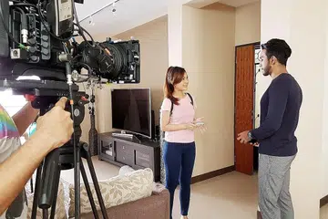 INGIN TERUS BAIKI LAKONAN: Taufik Batisah dan pelakon Lydia Asyiqin semasa berlakon dalam salah satu episod drama bersiri 'Tanglin'. Penampilan pertama Taufik dalam drama itu akan disiarkan pada 30 Disember dan drama itu akan disiarkan sehingga Mac tahun depan. - Foto ZAINAL YAHYA