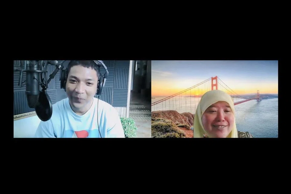 SEMBANG SOAL REZEKI: Aric (kiri) memberitahu wartawan Haryani Ismail tentang perjalanan seninya yang berwarna-warni di Singapura selepas kembali dari Kuala Lumpur dek pandemik Covid-19. - Foto TANGKAP LAYAR ZOOM 