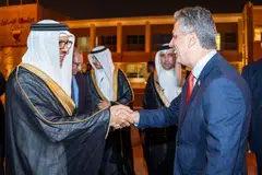 RUNDINGAN RASMI: Menteri Luar Bahrain, Encik Abdullatif bin Rashid al-Zayani (kiri), mengalu-alukan kunjungan rakan sejawatannya dari Israel, Encik Eli Cohen (kanan), di Manama, ibu kota Bahrain. 