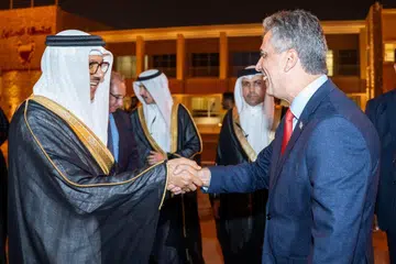 RUNDINGAN RASMI: Menteri Luar Bahrain, Encik Abdullatif bin Rashid al-Zayani (kiri), mengalu-alukan kunjungan rakan sejawatannya dari Israel, Encik Eli Cohen (kanan), di Manama, ibu kota Bahrain. 