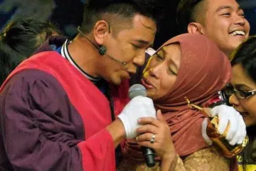 JUARA AF2015: Sufi mengubat rindu terhadap ibunya, Cik Irma Suriana Mahamud, dengan mendakapnya penuh syahdu sambil menyanyi bersama.
