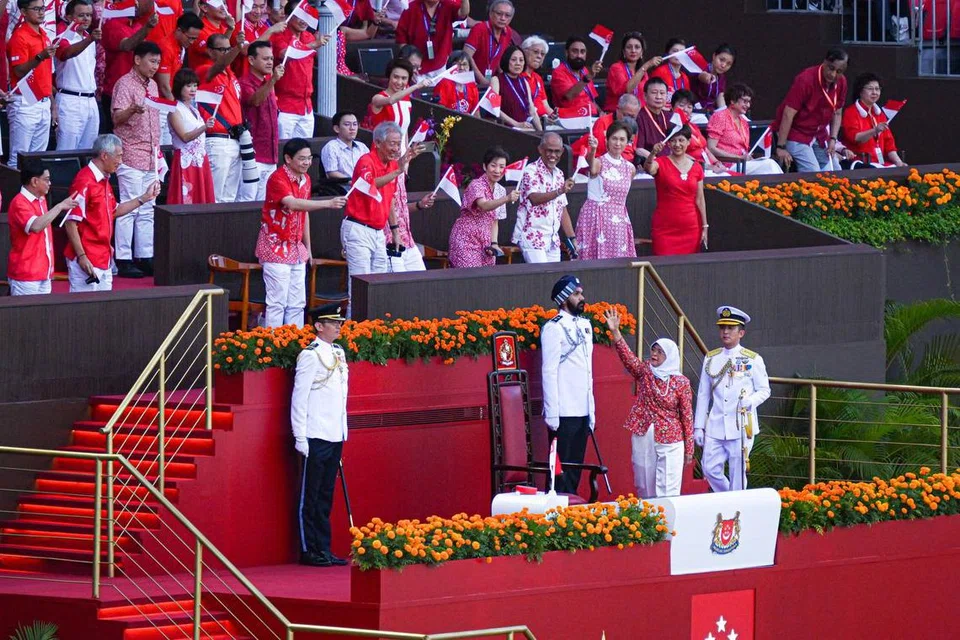 SAMBUTAN MERIAH: Presiden Halimah Yacob tiba di Padang dengan sambutan meriah oleh para Anggota Parlimen dan penonton.