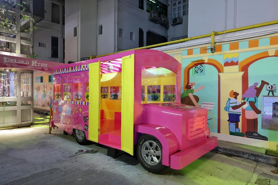 Salah satu tarikan di Pesta Malam Singapura 2024 ialah persembahan ‘Delulu High’ di Bugis Street Art Lane.