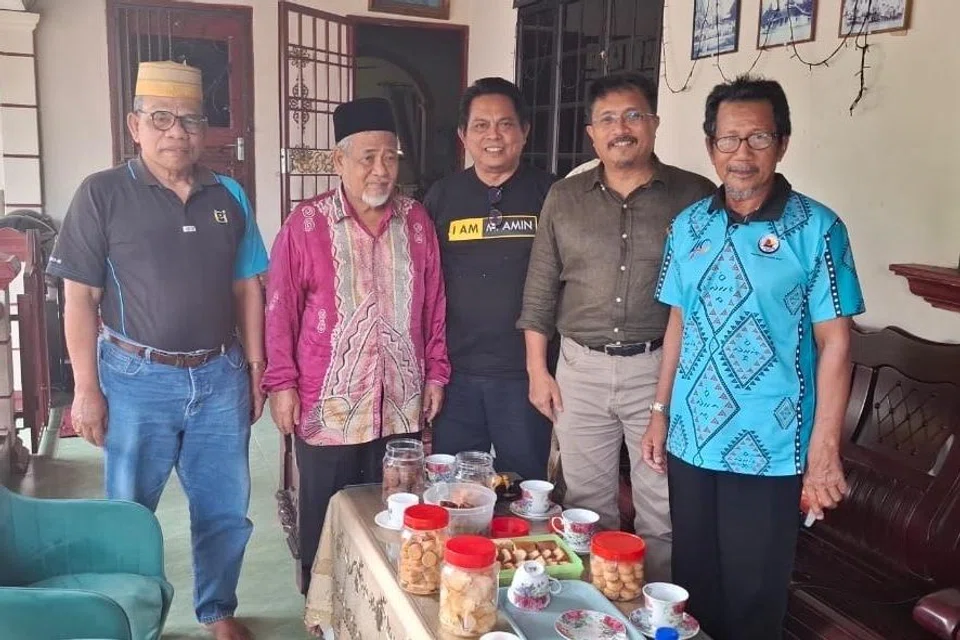 Penulis, Encik Sarafian Salleh (dua dari kanan) bertemu sahabat keturunan Bugis in Malaysia, Sabah dan Sarawak - (dari kiri) Daeng Jaafar Kelana Al-Bugisi, Dr Jasmi bin Ahmad, Encik Mohd Amin Nasir dan Encik Muhammad Sakor Mudda.