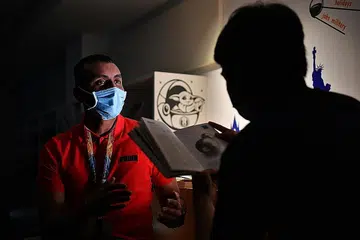 TERIMA BIMBINGAN: Andy (bukan nama sebenar), yang dibimbing Pegawai Bimbingan Belia, Encik Kugan Pillai, berkata dia banyak belajar tentang disiplin, ketabahan dan memikirkan tentang masa depan melalui program dan aktiviti yang dijalankan di SBH. - Foto BH oleh CHONG JUN LIANG