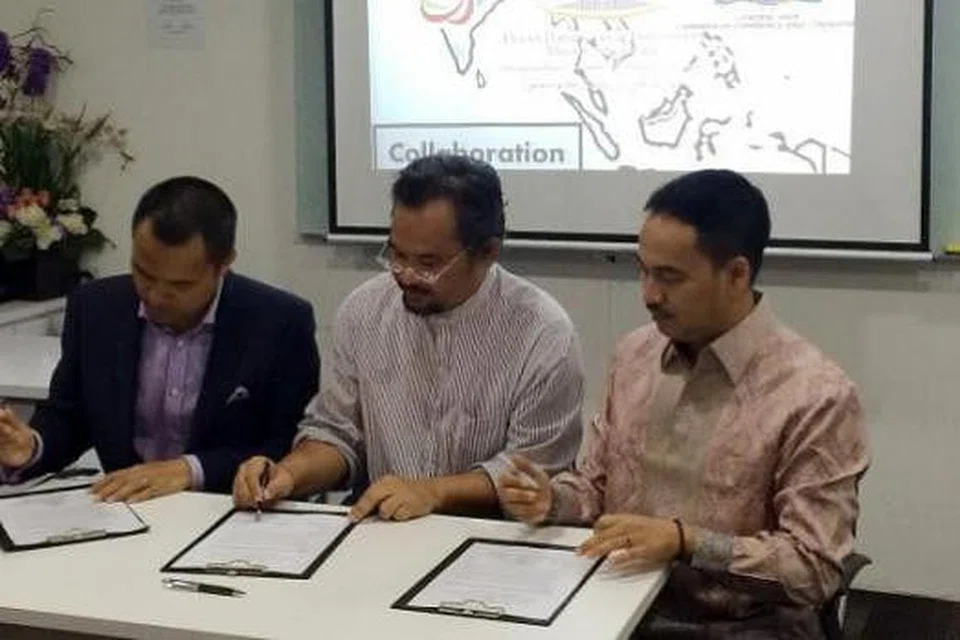 JALIN KERJASAMA: (Dari kiri) Encik Agil Faisal Ahmad Fadzil, Encik Zahidi Abdul Rahman dan Encik Kukrit Suryo Wicaksono menandatangani memorandum persefahaman sebagai tanda kerjasama dalam membantu peniaga menghadapi Masyarakat Ekonomi Asean tahun ini. - Foto DPPMS