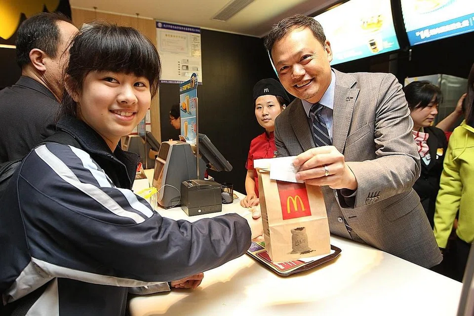 MISI PERKASA PEKERJA: Pengarah Urusan Hanbaobao Pte Ltd (pemegang lesen McDonald's Singapura), Encik Kenneth Chan (kanan), yakin setiap pekerja berpotensi menjadi pemimpin. - Foto MCDONALD'S