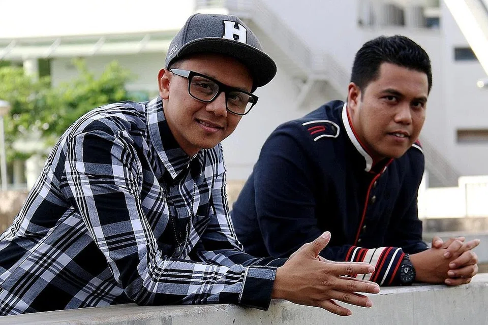 SALING MENCARI: Ahn Yasin (kiri) sudah lama menanti peluang bekerjasama dengan idolanya, The Sallys, yang diwakili vokalis, Muhammad Shafiq Iskandar. Akhirnya, terhasillah lagu 'Robek Hatiku'. - Foto SHAKIR SAIFUDDIN