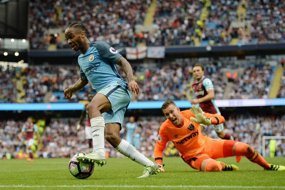 Raheem Sterling menggelecekkan penjaga gol Adrian Sepanyol untuk menjaringkan gol keduanya dalam kemenangan 3-1 Manchester City ke atas West Ham di Stadium Etihad pada Ahad (28 Ogos). 