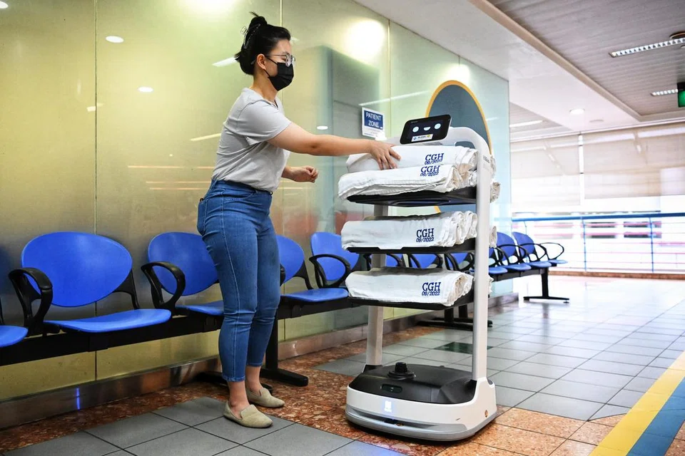 KECANGGIHAN ROBOT: Robot bernama ‘BLANKi’, atau inovasi Penghantaran Selimut, dipasang dengan tiga rak untuk membawa selimut kepada pengunjung di Jabatan Kecemasan.