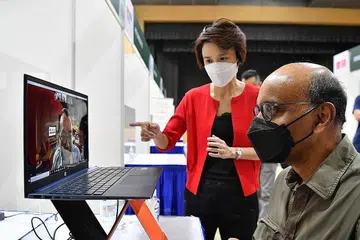 PELUANG PEKERJAAN: (Dari kiri) Cik Low Yen Ling dan Encik Tharman Shanmugaratnam meninjau kemudahan di Pameran Pekerjaan South West di Kelab Masyarakat Jurong Spring. - Foto BH oleh CHONG JUN LIANG