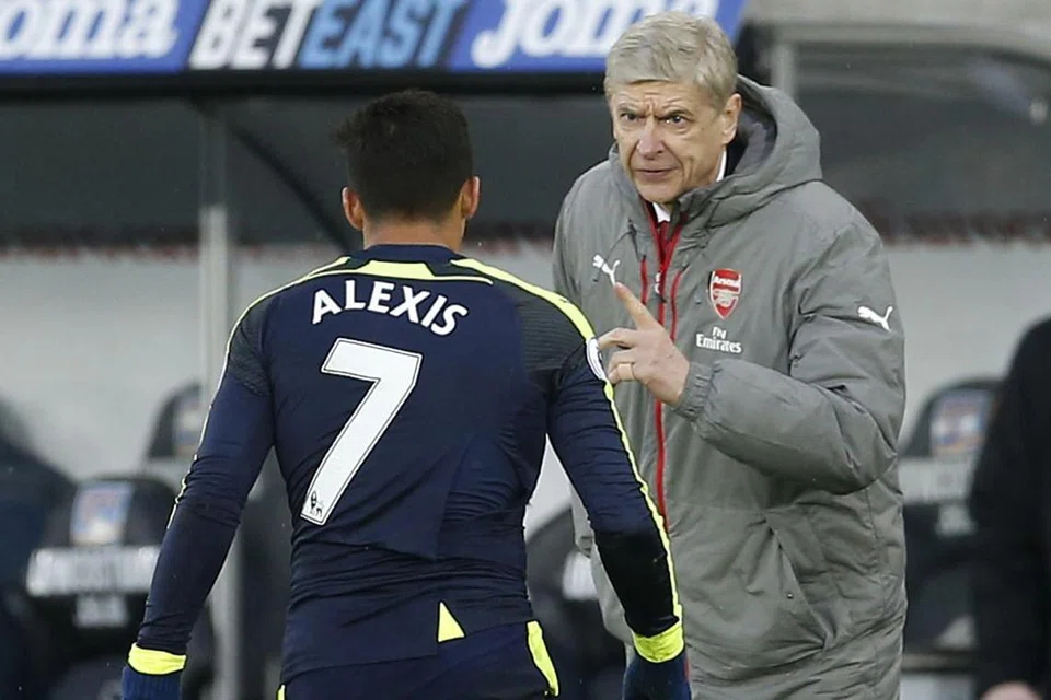 GAGAL KAWAL PERASAAN: Arsene Wenger dilihat memberi arahan kepada seorang pemain, sebelum pengurus Arsenal itu diperintah meninggalkan padang kerana bertengkar dengan pegawai keempat.