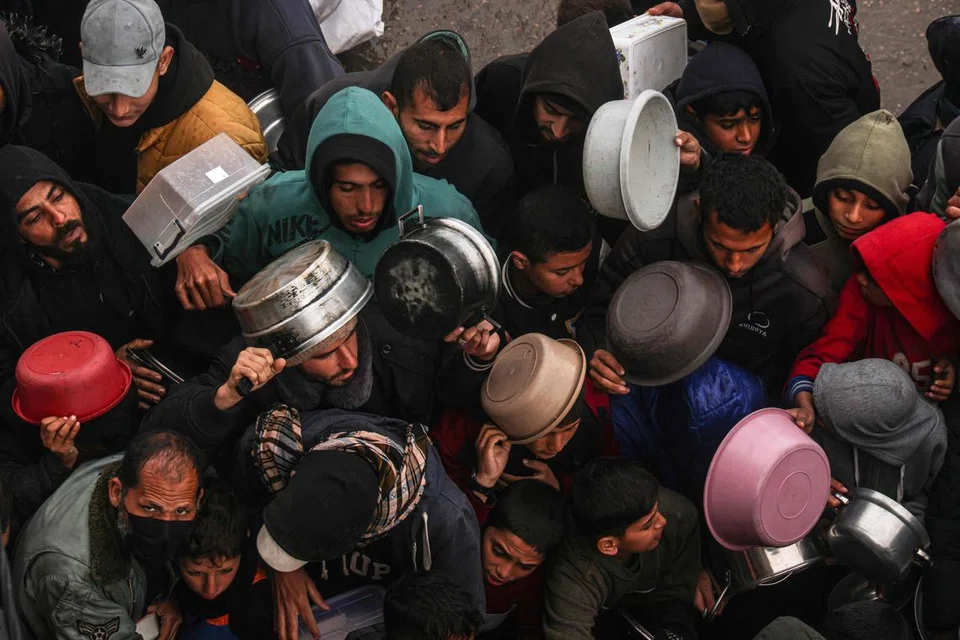 Penduduk Palestin di kem perlindungan berebut untuk mendapatkan makanan percuma di tengah-tengah masalah kekurangan makanan yang semakin genting di Rafah, selatan Gaza