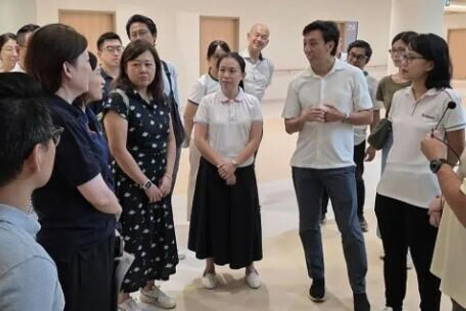Cik Chua Wei-Shan (tengah) bersama Anggota Parlimen (AP) GRC Chua Chu Kang, iaitu Pemangku Menteri Pengangkutan, Encik Jeffrey Siow dan Dr Choo Pei Ling (kedua dan pertama dari kanan), semasa lawatan ke Parc Point di Tengah pada Disember 2025.