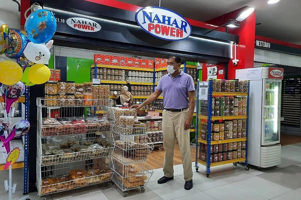 BUAT PENYESUAIAN: Peniaga kerepek Encik Naharudin Isa mungkin menukar konsep perniagaan jika PKP dilanjutkan hingga Ogos ini. Beliau berniaga di sebuah kompleks beli belah di bandaraya Johor Bahru. Ruang niaga bersebelahan kedai Encik Naharudin pula telah dikosongkan kerana penyewanya tidak berupaya meneruskan operasi dek Covid-19. - Foto ihsan NAHARUDIN ISA