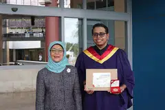 GIGIH MENCAPAI KECEMERLANGAN PADA PELUANG KEDUA: Presiden Halimah Yacob turut berbangga dengan pencapaian cucu saudaranya, Mohamed Arash, 23 tahun. - Foto NANYANG POLYTECHNIC