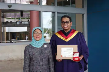 GIGIH MENCAPAI KECEMERLANGAN PADA PELUANG KEDUA: Presiden Halimah Yacob turut berbangga dengan pencapaian cucu saudaranya, Mohamed Arash, 23 tahun. - Foto NANYANG POLYTECHNIC