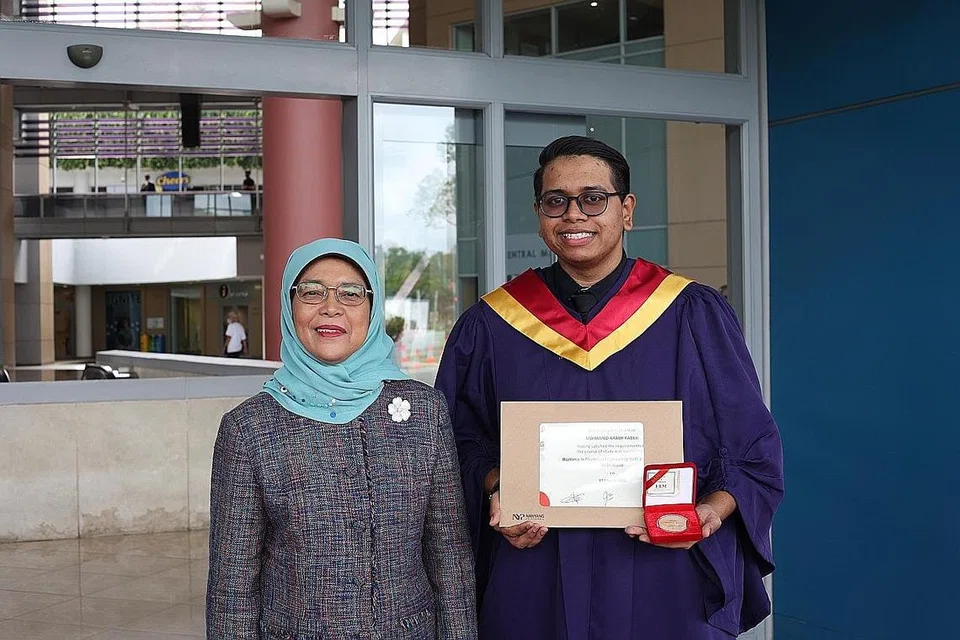 GIGIH MENCAPAI KECEMERLANGAN PADA PELUANG KEDUA: Presiden Halimah Yacob turut berbangga dengan pencapaian cucu saudaranya, Mohamed Arash, 23 tahun. - Foto NANYANG POLYTECHNIC
