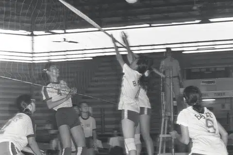 Pasukan bola tampar wanita Singapura yang meraih pingat gangsa pertama negara di Sukan SEA 1981 di Manila, satu pencapaian bersejarah yang kekal selama 34 tahun.