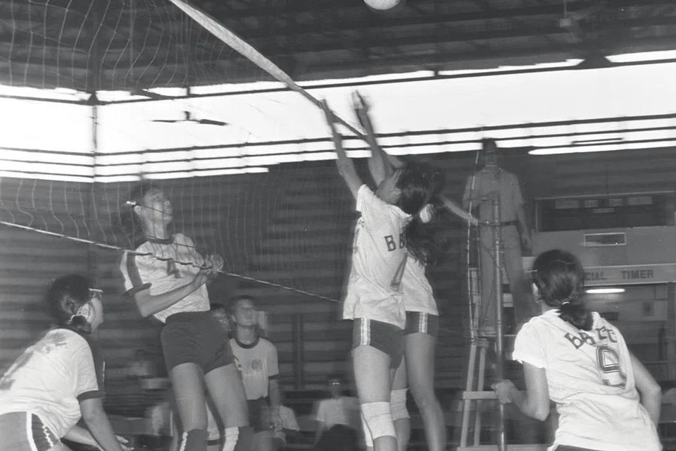 Pasukan bola tampar wanita Singapura yang meraih pingat gangsa pertama negara di Sukan SEA 1981 di Manila, satu pencapaian bersejarah yang kekal selama 34 tahun.