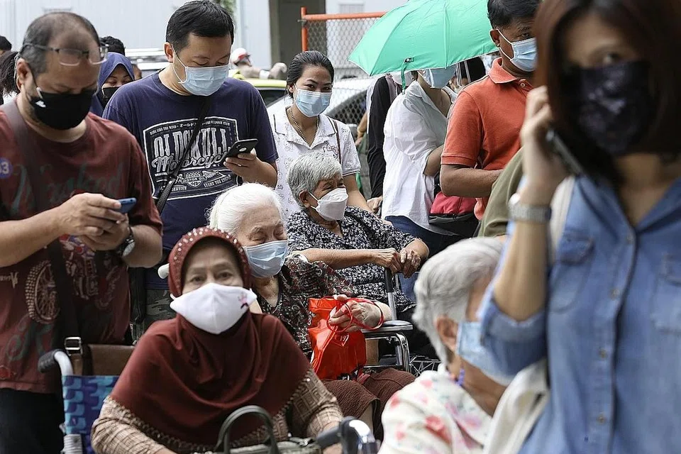  AMBIL VAKSIN: Sebilangan warga tua Thailand menunggu giliran mereka mendapatkan suntikan vaksin Covid-19 di sebuah pusat vaksinasi di Bangkok. - Foto EPA-EFE