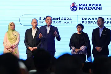 SANTUNI KAKITANGAN: Perdana Menteri Malaysia, Datuk Seri Anwar Ibrahim (tengah), menyampaikan ucapan pada Majlis Perjumpaan Bersama Warga Jabatan Perdana Menteri bagi  Januari 2024 di Puspanitapuri pada 8 Januari.