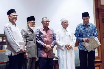 BERSATU DEMI CINTA: Antara hadirin ceramah Profesor Dr Quraish Shihab (tengah) termasuk (dari kiri) Encik Masagos Zulkifli Masagos Mohamad selaku tetamu terhormat, mantan Mufti Syed Isa Semait, imam Masjid Ba'alwie Habib Hassan Al-Attas, dan moderator, Encik Raman Daud. - Foto BH oleh NUR DIYANA TAHA