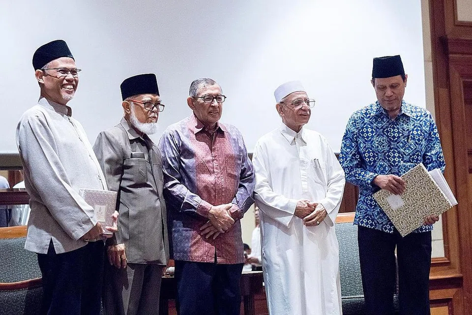 BERSATU DEMI CINTA: Antara hadirin ceramah Profesor Dr Quraish Shihab (tengah) termasuk (dari kiri) Encik Masagos Zulkifli Masagos Mohamad selaku tetamu terhormat, mantan Mufti Syed Isa Semait, imam Masjid Ba'alwie Habib Hassan Al-Attas, dan moderator, Encik Raman Daud. - Foto BH oleh NUR DIYANA TAHA