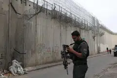 Pemerintah Israel telah meluluskan usul untuk mendaftarkan kawasan luas  yang didudukinya di Tebing Barat sebagai tanah milik negara.