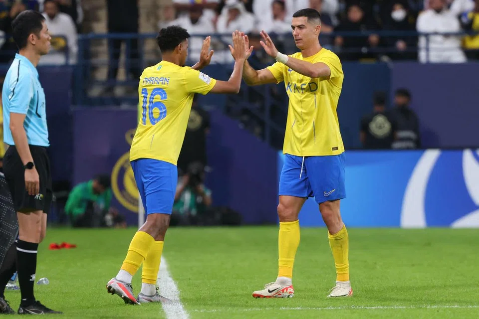 DIREHATKAN: Bintang Al Nassr, Cristiano Ronaldo (kanan), digantikan pada minit ke-77 dengan Mohammed Maran dalam perlawanan Liga Juara-juara Asia menentang Persepolis di Stadium Al-Awwal pada Selasa.