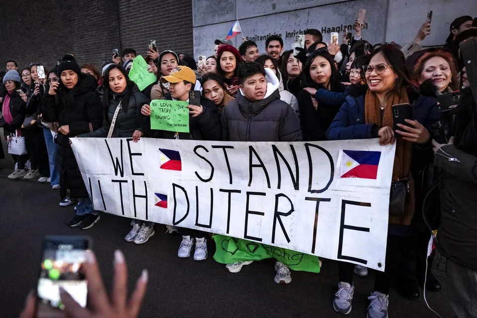 Sekumpulan individu yang membawa bendera Filipina dan sepanduk bertulis, ‘We Stand with Duterte’ (Kami Berdiri Bersama Duterte”) berhimpun di hadapan pusat tahanan di Scheveningen, Belanda, sebagai tanda sokongan terhadap mantan Presiden Filipina, Encik Rodrigo Duterte. Penjara tersebut menempatkan individu yang ditahan oleh Mahkamah Jenayah Antarabangsa (ICC), termasuk Encik Duterte yang ditahan susulan waran tangkap yang dikeluarkan oleh mahkamah tersebut berhubung kempen perang dadahnya yang kontroversial.