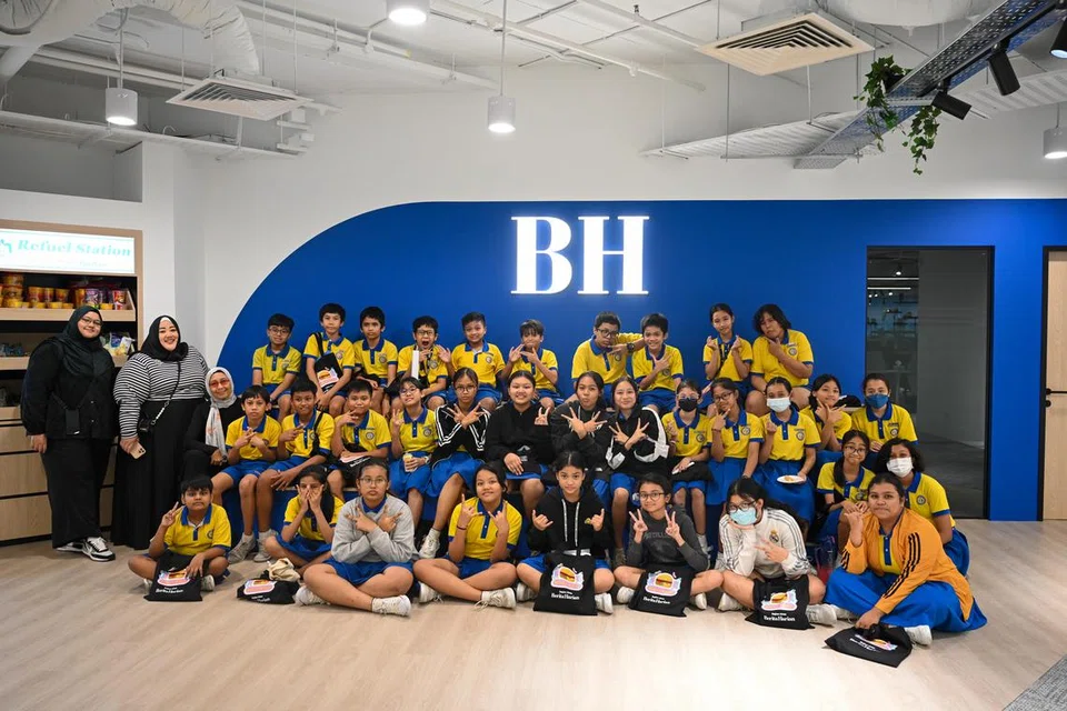 LAWATAN KE BILIK BERITA: Pelajar dan guru Sekolah Rendah Clementi bergambar di semasa mengunjungi bilik berita Berita Harian sempena lawatan sambil belajar pada Khamis.