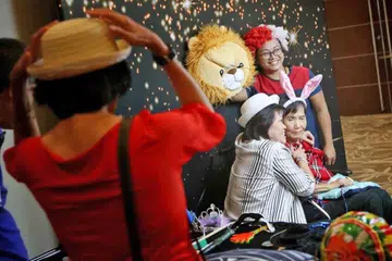 RAI PENJAGA: Hadirin di majlis makan tengah hari Caregivers' Appreciation Gala Luncheon 2019 anjuran Persatuan Penyakit Alzheimer bergambar bersama Sabtu lalu. - Foto: LIANHE ZAOBAO