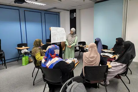 Ustazah Iffah Diyanah (berdiri), salah seorang asatizah yang berkhidmat di Asatizah Solace Care, menghadiri program Situational Counselling anjuran Pergas pada tahun 2022 bagi meningkatkan mutu perkhidmatan beliau ketika berhadapan dengan klien. 