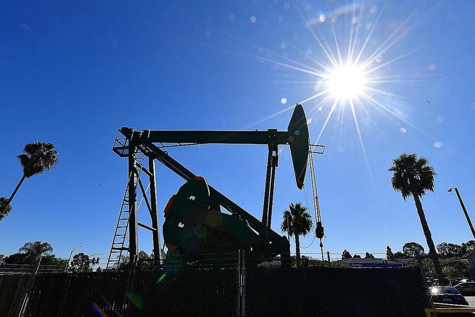 BEKALAN MINYAK: Foto yang diambil pada 21 Oktober 2019 menunjukkan jentera galian minyak Signal Hill Petroleum di California. - Foto AFP
