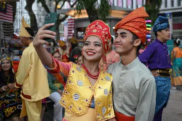PERKUKUH BUDAYA: Mengenakan pakaian tradisional di hari-hari penting perlu diteruskan dalam era modern hari ini (gambar hiasan). 